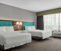 RS39146 2 QUEEN BEDS scr
