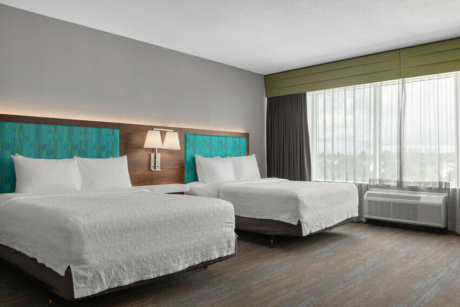 RS39146 2 QUEEN BEDS scr