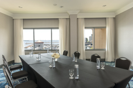 RS13473 Meeting Room 21 scr